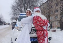 В Ряжске полицейские Дед Мороз и Снегурочка поздравили детей с Новым годом