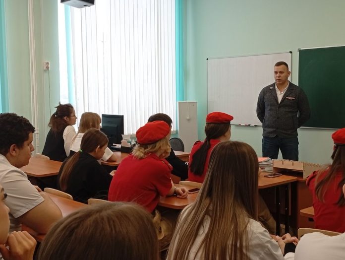 Ряжск. Ветеран СВО Владимир Клочков встретился с школьниками_1