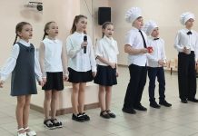 Юные артисты Ряжского Дома культуры поздравили с 8 Марта